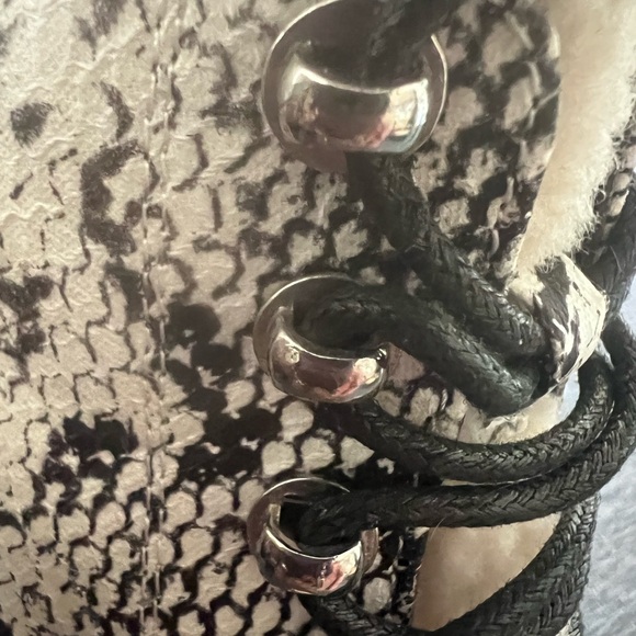 CROWN & IVY Women’s Boots Black & White Snake Print with Sherpa Lining NWOT Sz 7 - Picture 10 of 16